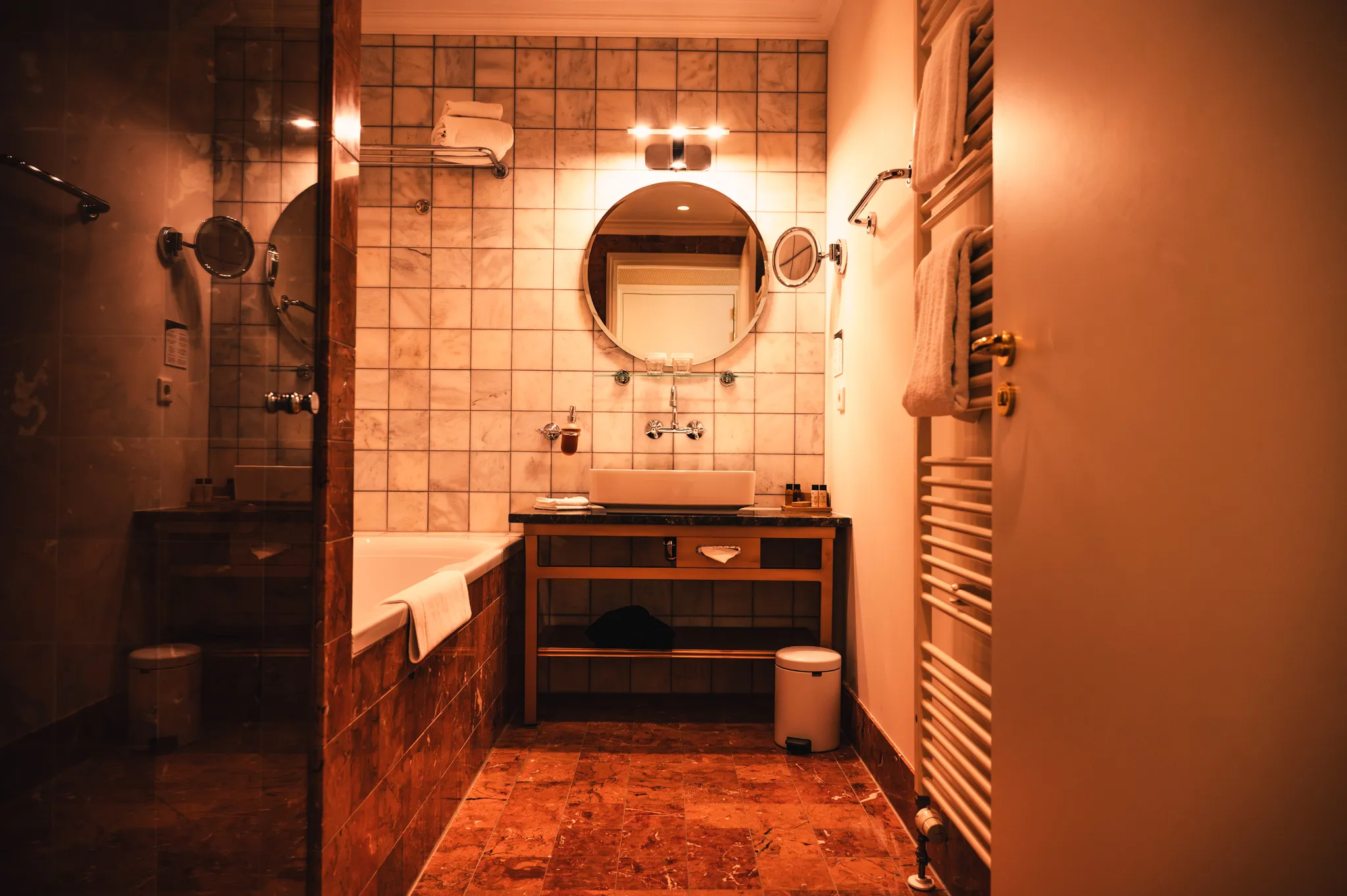 Overzicht van de stijlvolle badkamer in de Luxury Room, uitgevoerd met een verfijnde afwerking en moderne sanitaire voorzieningen die aansluiten bij het hoogwaardige karakter van deze luxe hotelkamer