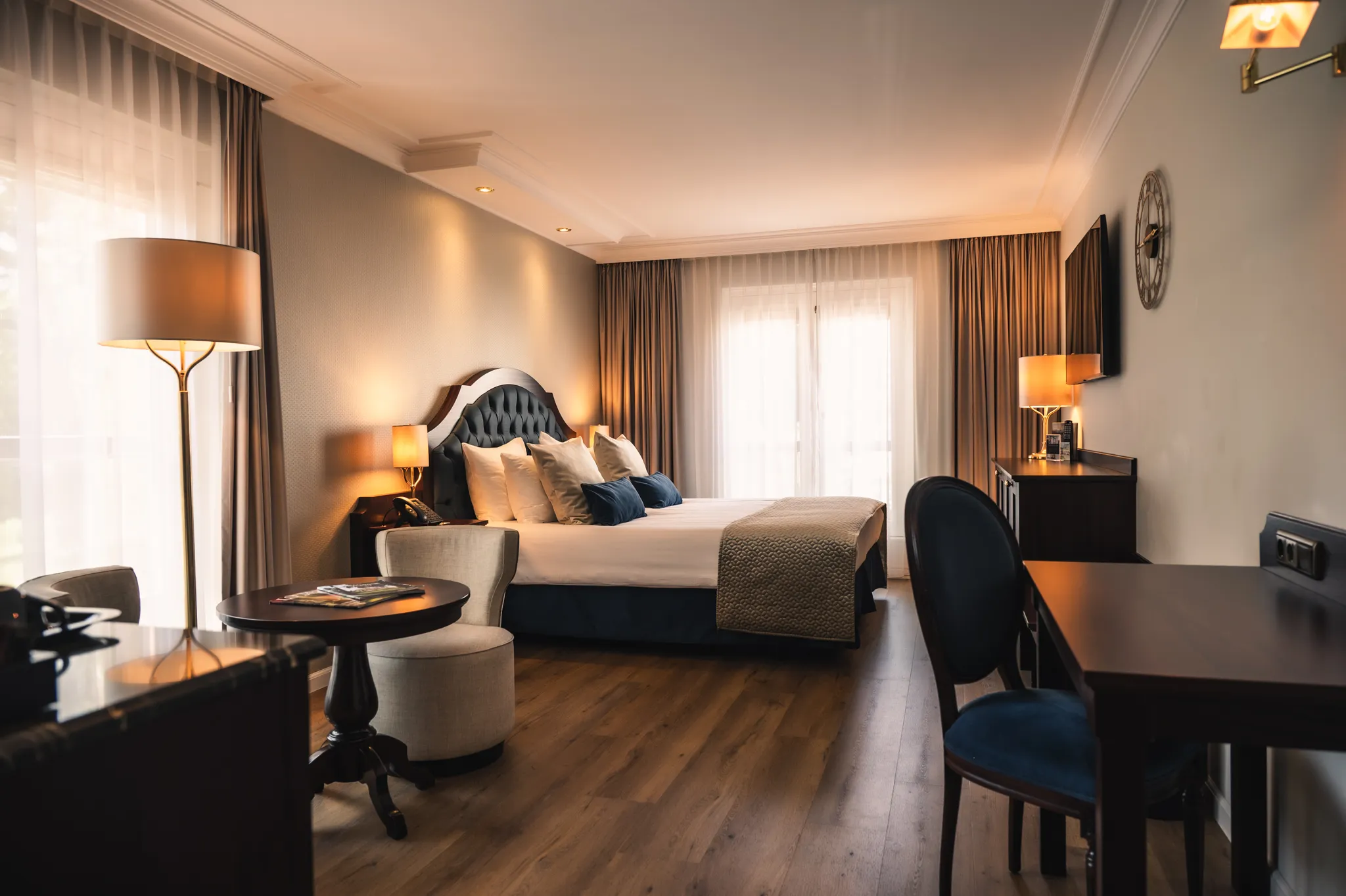 Overzicht van de Comfort Kamer van Grand Hotel Karel V met bed en zitgedeelte, gelegen in het historische centrum van Utrecht.