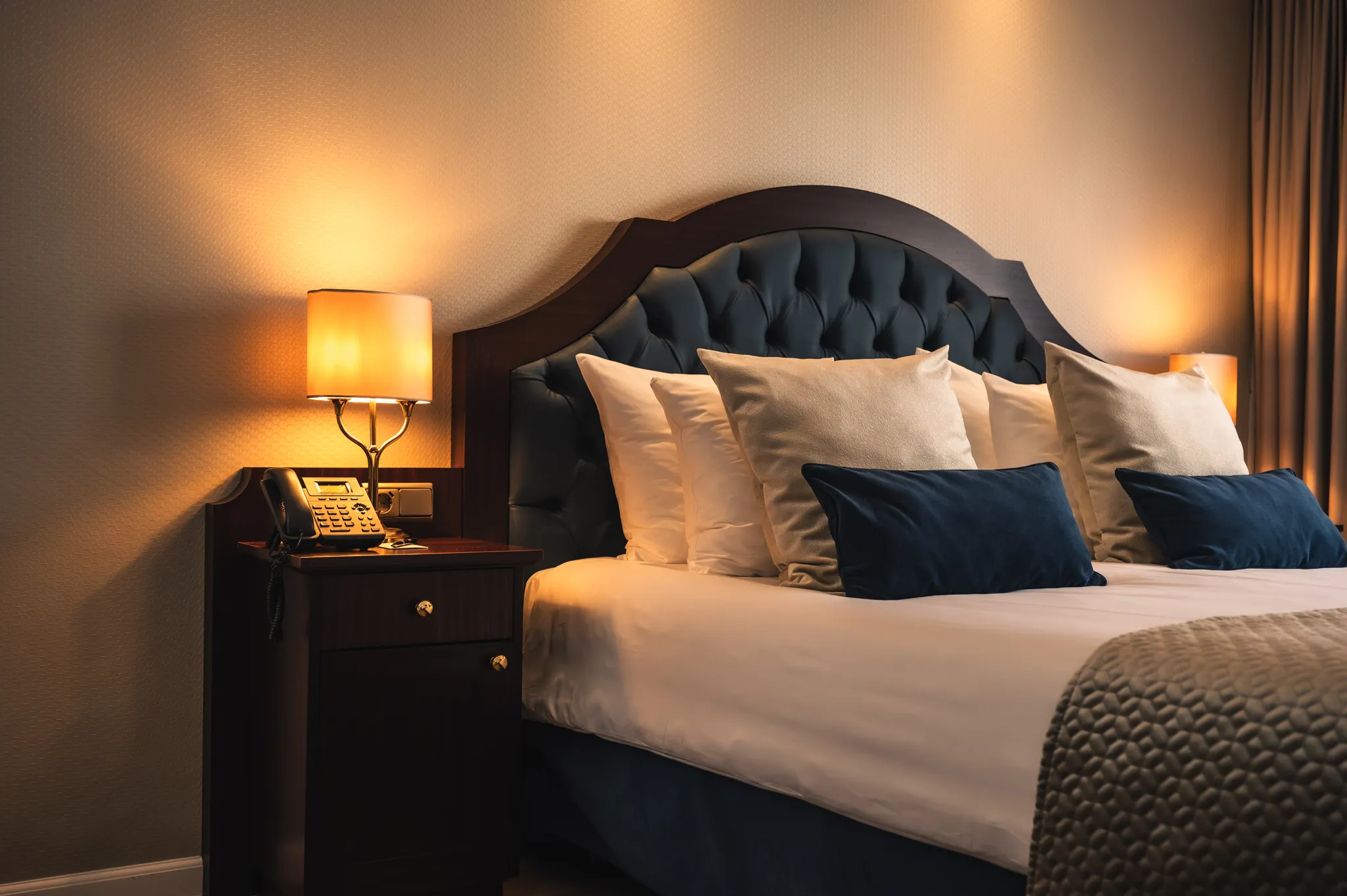 Comfortabel bed in de Comfort Kamer van Grand Hotel Karel V, voor een ontspannen overnachting in het centrum van Utrecht.