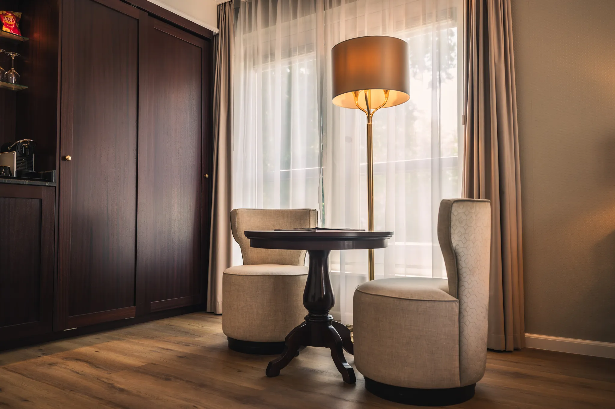 Gezellig zitgedeelte in de Comfort Kamer van Grand Hotel Karel V, een comfortabele hotelkamer in het centrum van Utrecht.