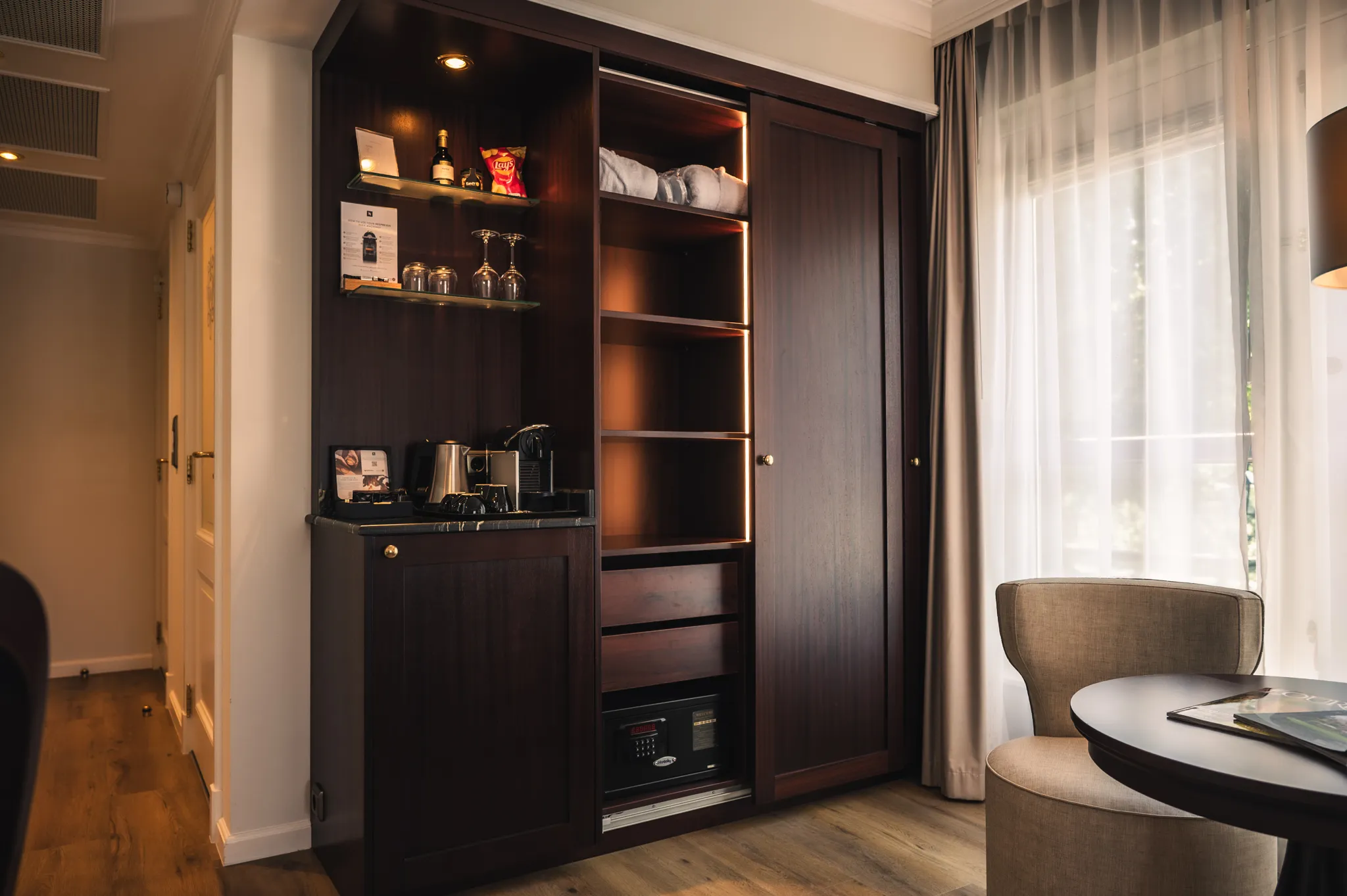 Kast in de Comfort Kamer van Grand Hotel Karel V met kluisje, minibar en koffievoorzieningen voor een comfortabel verblijf in Utrecht.