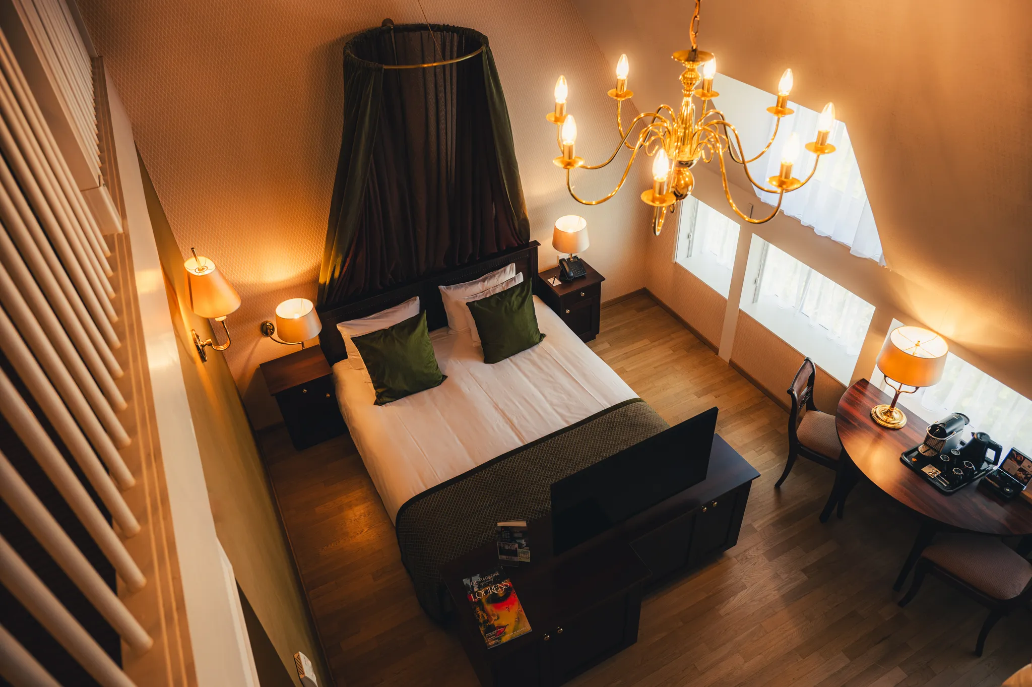 Overzicht van het interieur van de Luxury Split Level Room, waarbij de verschillende niveaus en de trap in de kamer zorgen voor een bijzondere ruimtelijke indeling en een karakteristieke verblijfservaring in hartje Utrecht