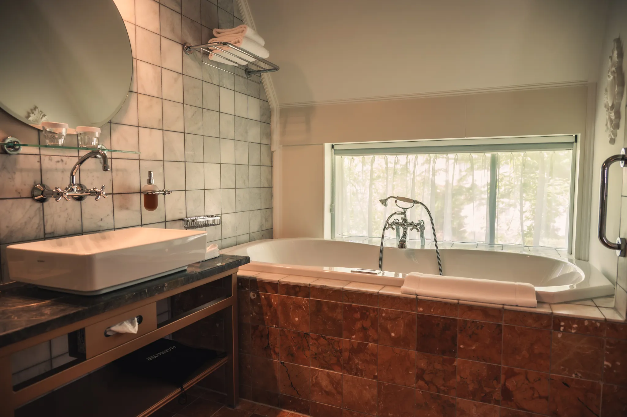 Ruime badkamer van de bruidssuite van Grand Hotel Karel V met luxe voorzieningen