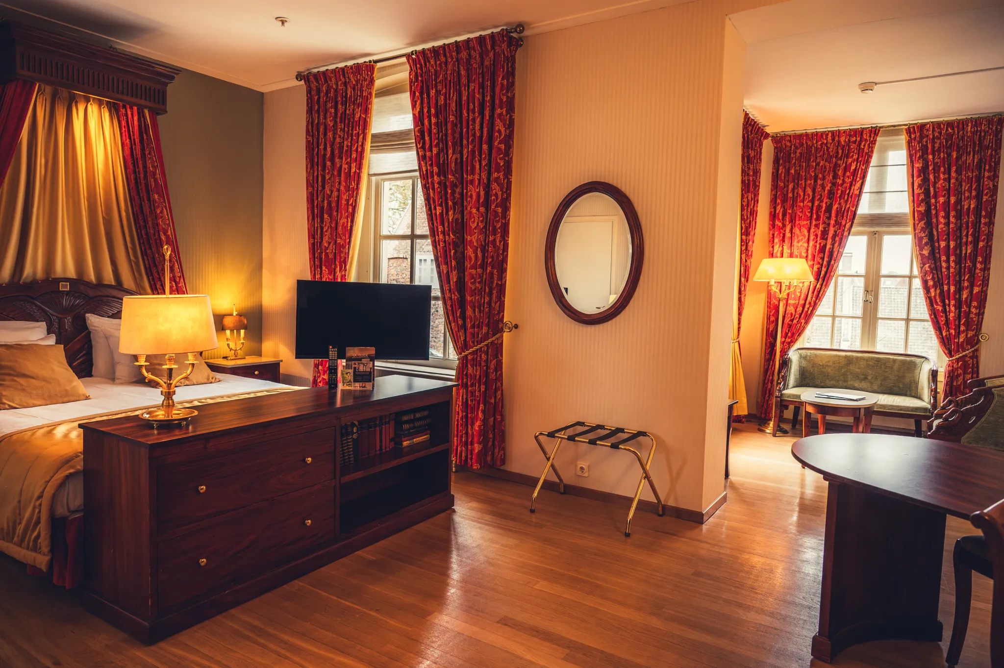 Overzicht van de ruime Empire Suite van Grand Hotel Karel V, met royaal bed, elegante Empire-inrichting en historische details voor een luxe verblijf in Utrecht.