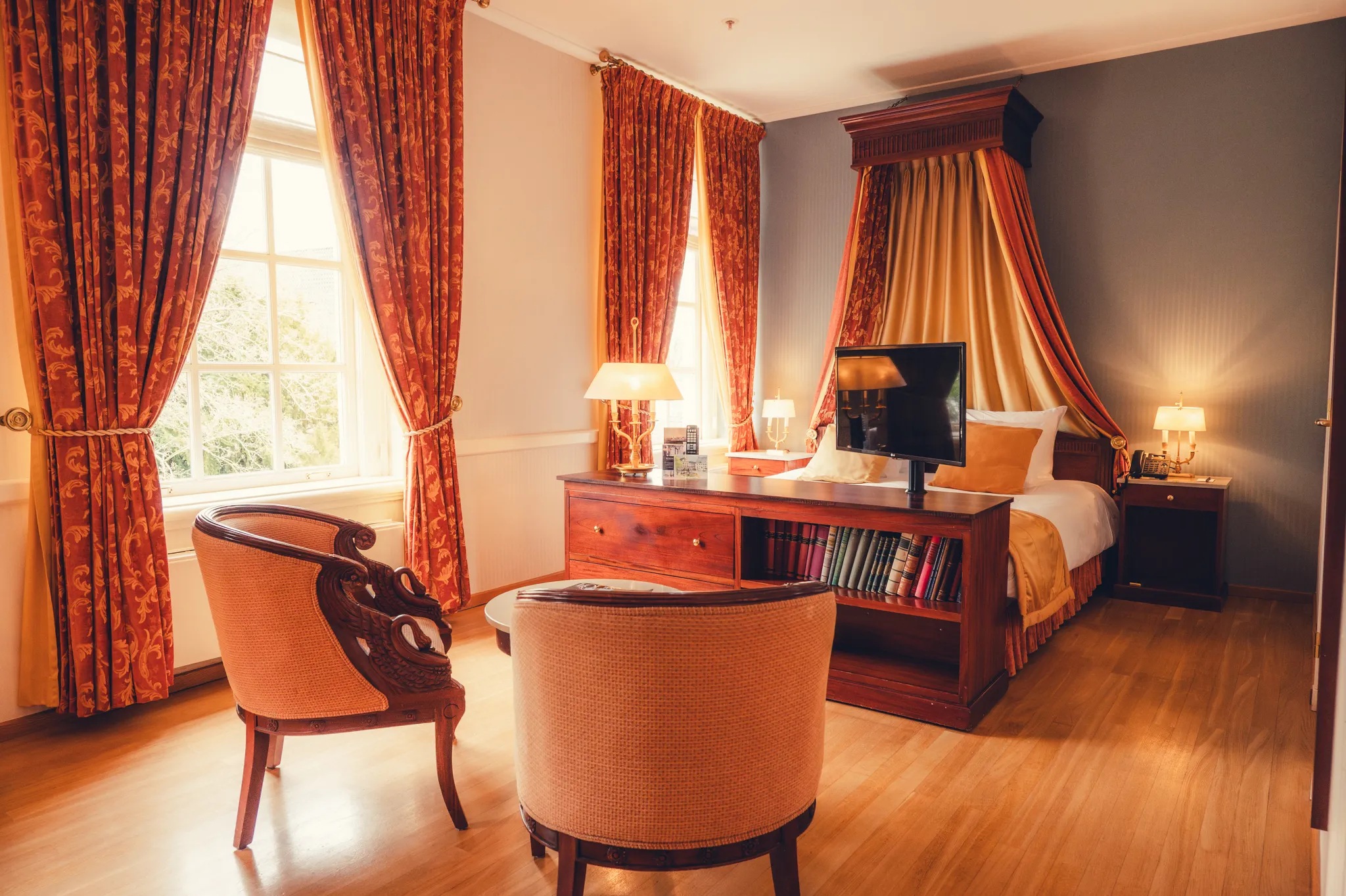 Overzicht van de Empire Executive Kamer bij Grand Hotel Karel V in het centrum van Utrecht, met comfortabel bed, klassieke Empire-inrichting en sfeervolle historische details.