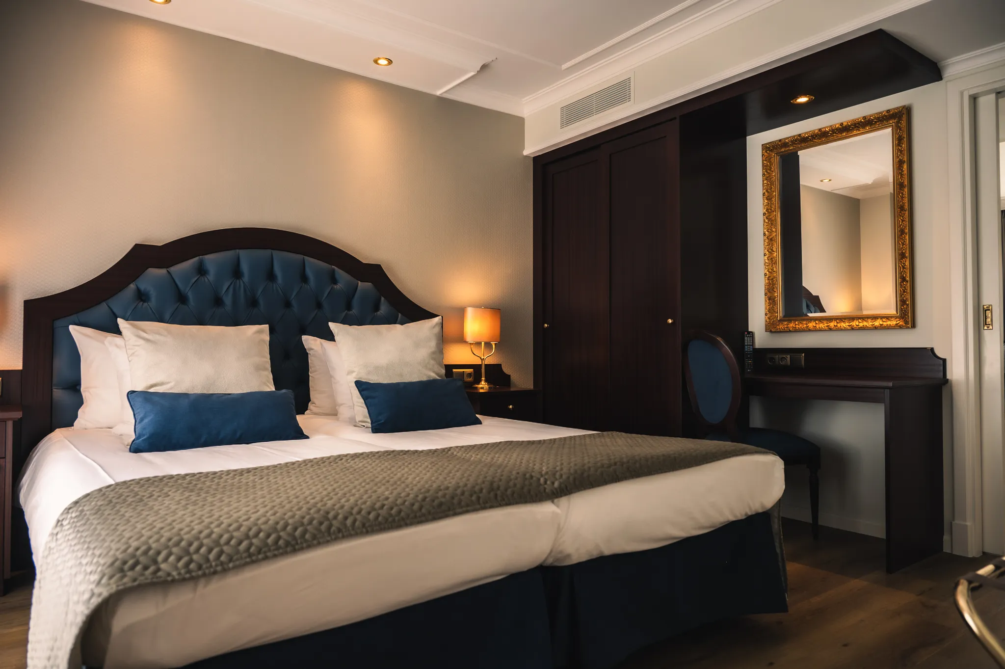 Opgemaakt tweepersoonsbed in de Executive Family Suite, met een rustige en verzorgde slaapkamerinrichting voor gasten die overnachten bij Grand Hotel Karel V in Utrecht