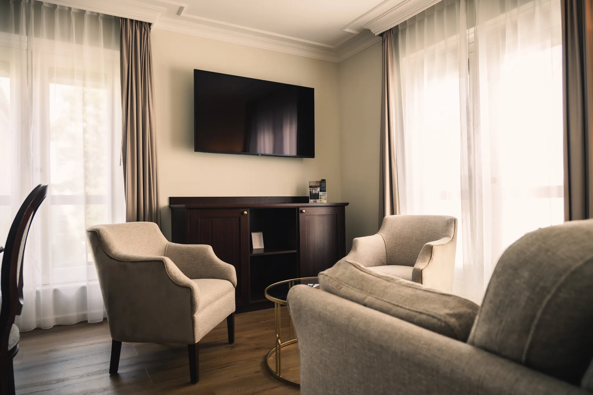Apart woongedeelte met comfortabele zithoek in de Executive Family Suite