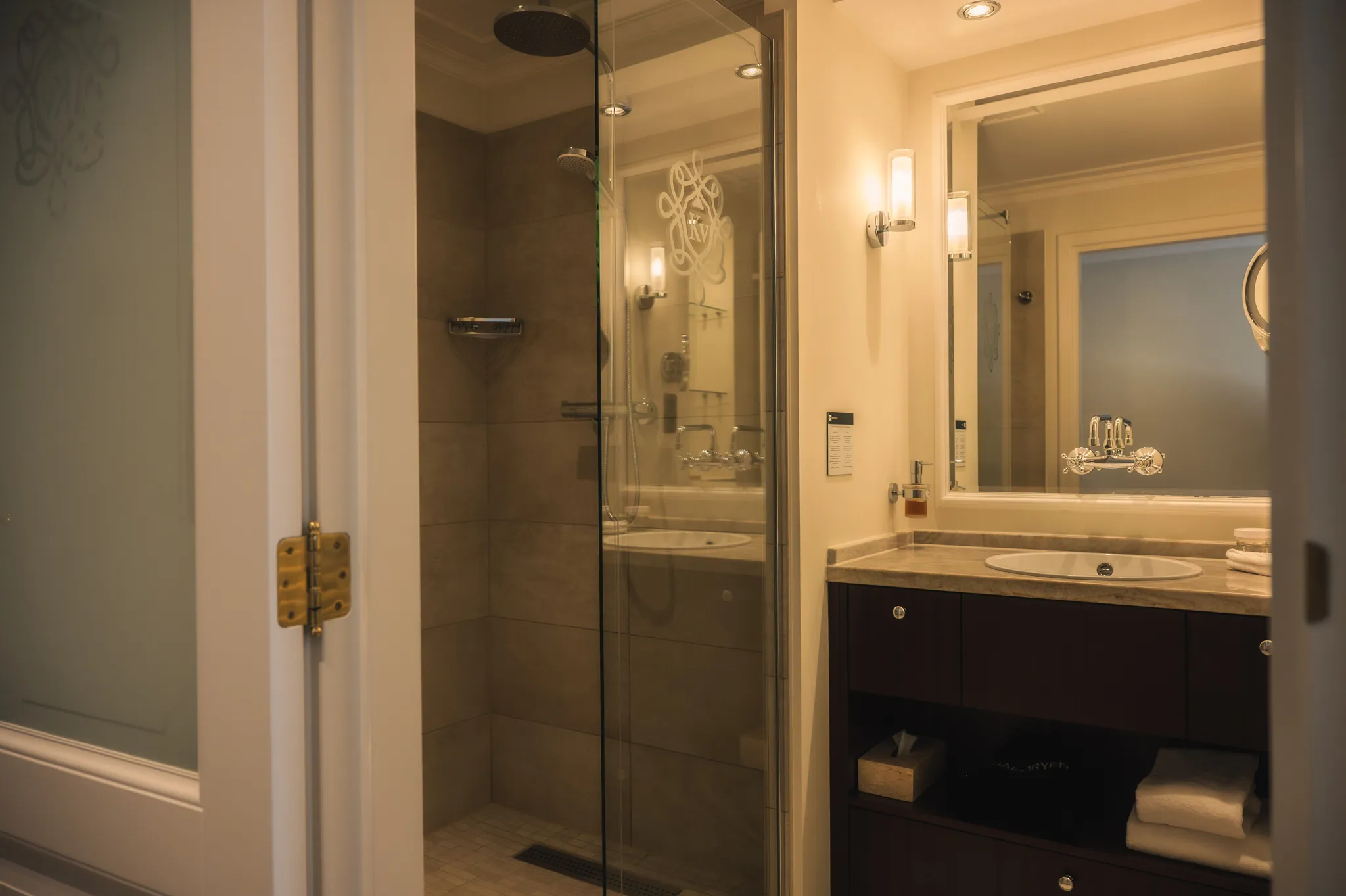Badkamer met inloopdouche in een Comfort Room van Grand Hotel Karel V in Utrecht