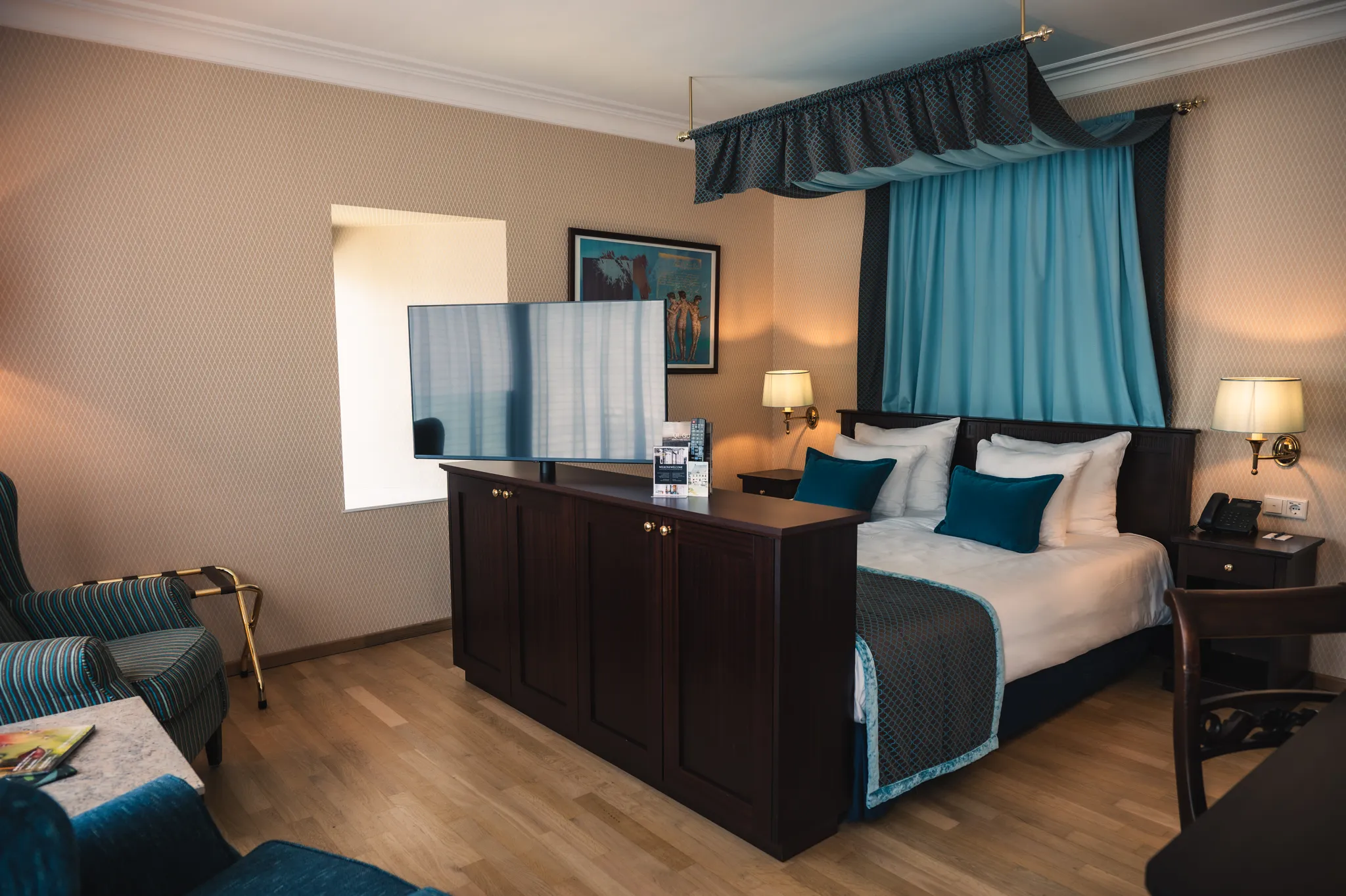 Comfort Kamer met televisie en modern interieur bij Grand Hotel Karel V, voor een comfortabel verblijf in het centrum van Utrecht.