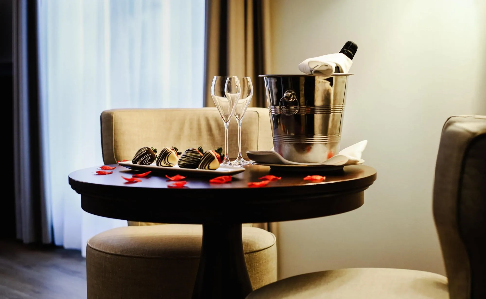 Champagne en aardbeien op kamer voor Valentijnsdag – Grand Hotel Karel V